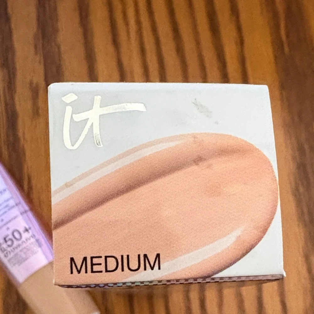 it cosmetics CC+ Illumination Cream in Medium - large tube - Picture 2 of 8